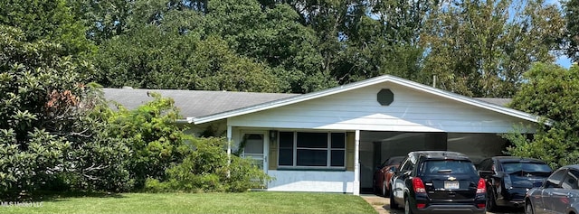 view of front of house featuring a front lawn and a carport