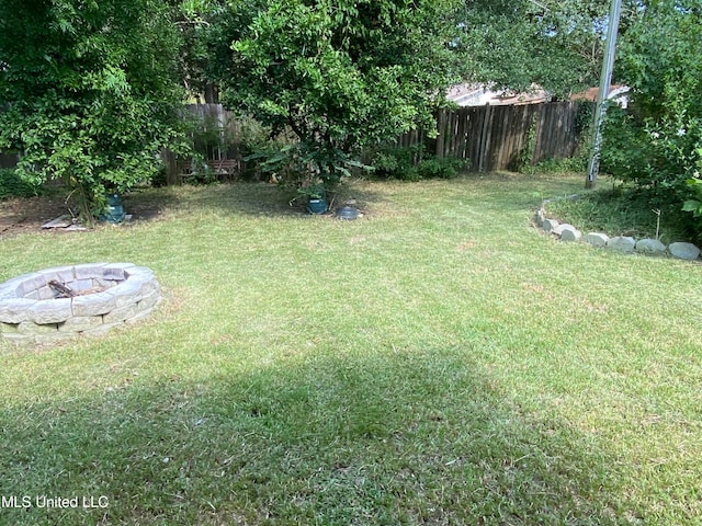 view of yard featuring an outdoor fire pit