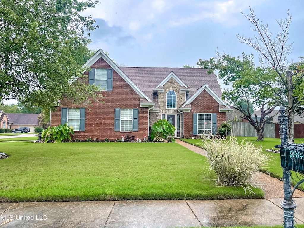 view of front of property with a front lawn