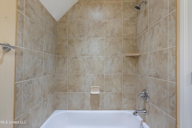 bathroom with tiled shower / bath