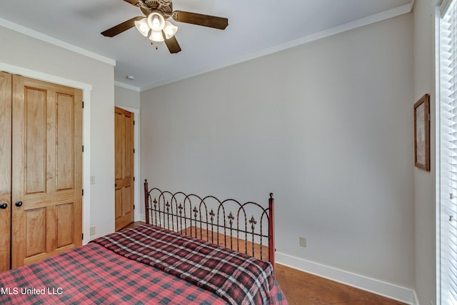bedroom with ceiling fan, crown molding, and a closet