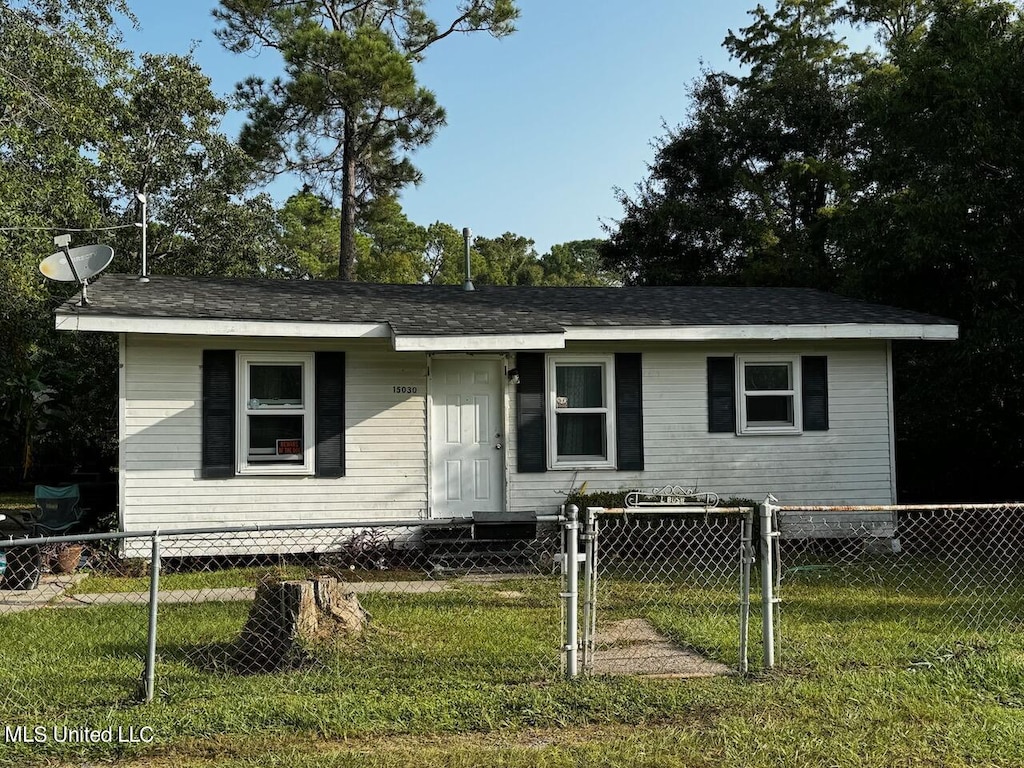 view of front of home featuring a front yard