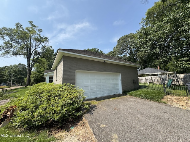 2293 Elm St, Hernando, MS 38632 - garage featuring driveway