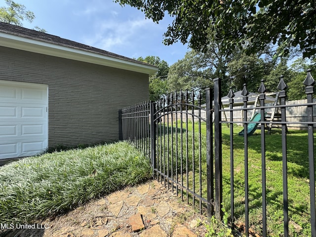 2293 Elm St, Hernando, MS 38632 - view of yard featuring a gate and a garage