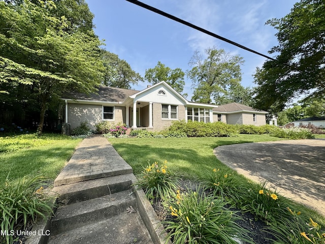 2293 Elm St, Hernando, MS 38632 - ranch-style house with a front yard