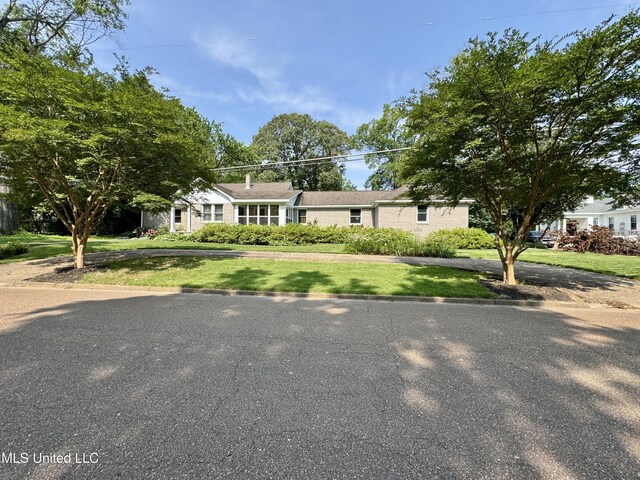 2293 Elm St, Hernando, MS 38632 - ranch-style house featuring a front yard