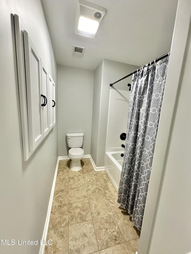 full bath featuring shower / bath combination with curtain, toilet, baseboards, and visible vents