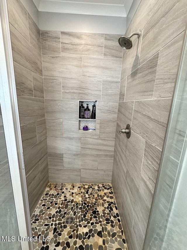 full bathroom featuring a tile shower