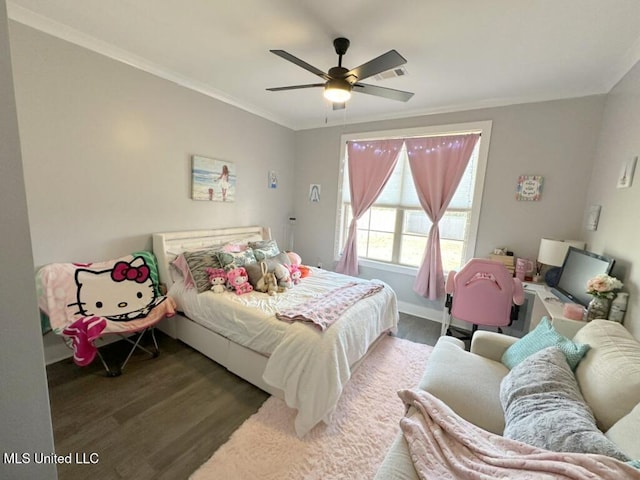 bedroom featuring visible vents, ornamental molding, a ceiling fan, wood finished floors, and baseboards