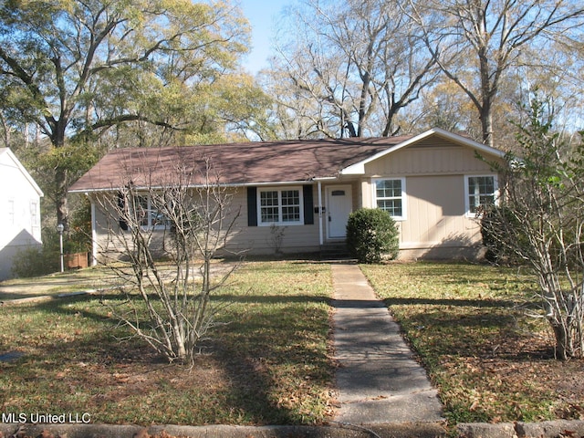 view of front of house featuring a front yard