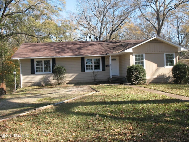 ranch-style home featuring a front yard