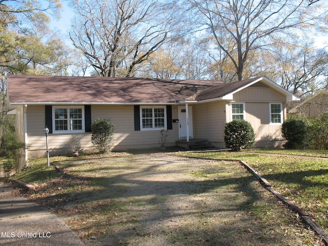 ranch-style house featuring a front lawn