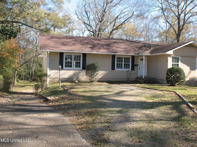 single story home with a front lawn