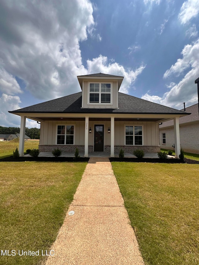 view of front facade featuring a front yard and covered porch