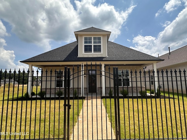 view of front facade featuring a front yard