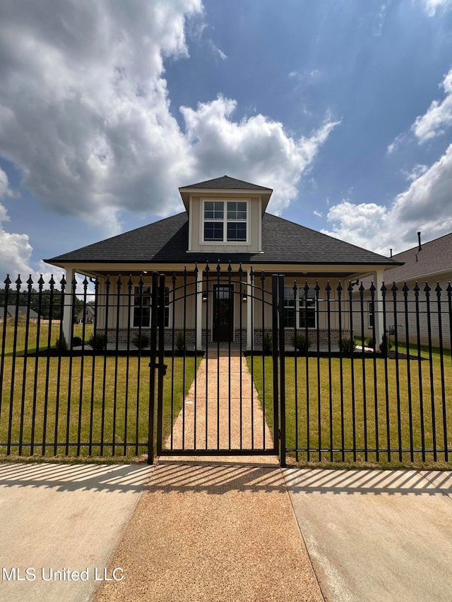 view of front of property featuring a front lawn