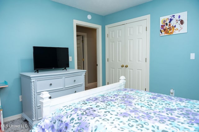 bedroom featuring baseboards and a closet