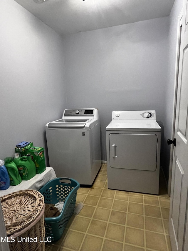 11423 High Rd, Hernando, MS 38632 - laundry room featuring washing machine and clothes dryer and light tile patterned floors
