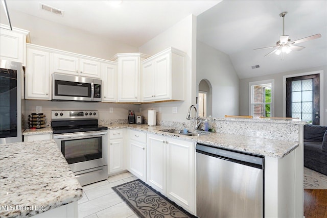 4943 W Margarette Cir, Olive Branch, MS 38654 - kitchen with stainless steel appliances, a sink, a peninsula, ceiling fan, and white cabinets