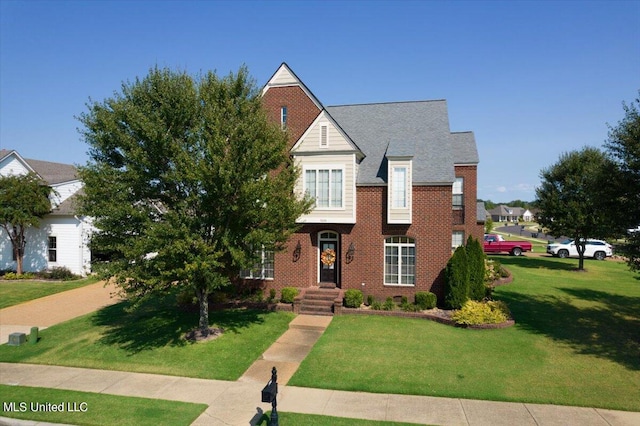 view of front of house featuring a front lawn