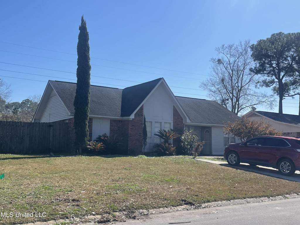 view of front of property with a front yard