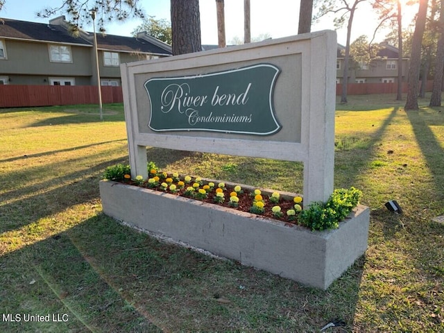 community sign featuring a yard