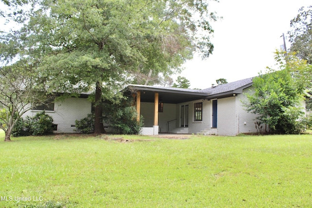 view of front facade featuring a front yard