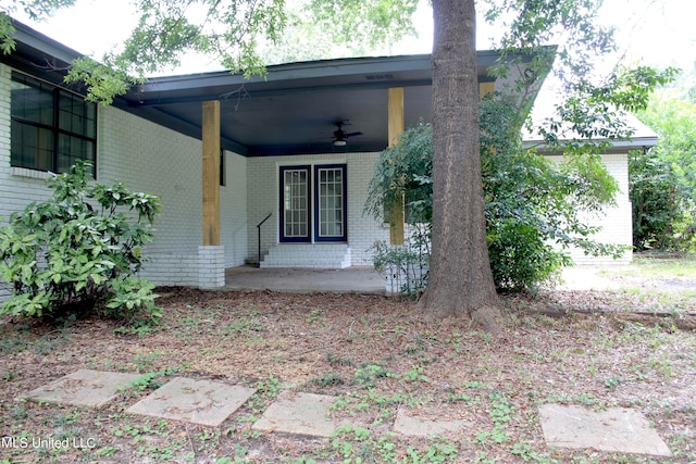 property entrance featuring covered porch and ceiling fan