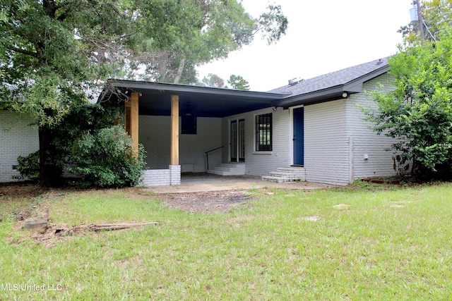 view of front of house featuring a front yard