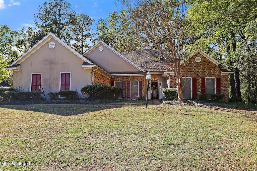 front of property with a front lawn