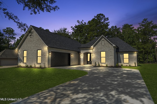 view of front facade featuring a yard and a garage