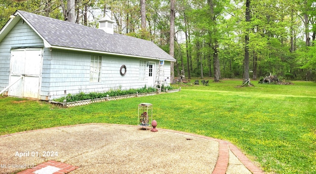 view of yard with a storage unit