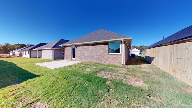 view of front of property featuring a patio and a front lawn