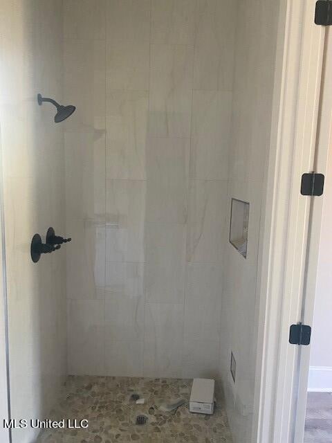 bathroom featuring a tile shower