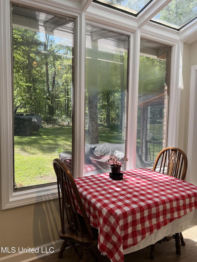110 Hawks Nest Cv, Brandon, MS 39042 - dining space featuring a skylight