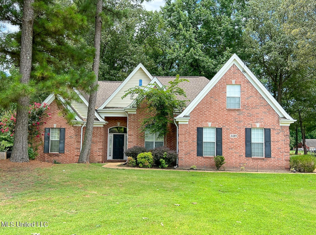 view of front of property with a front yard