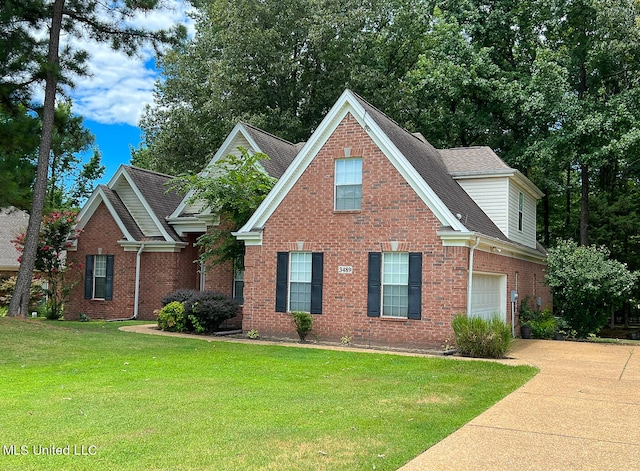 view of front facade featuring a front lawn and a garage