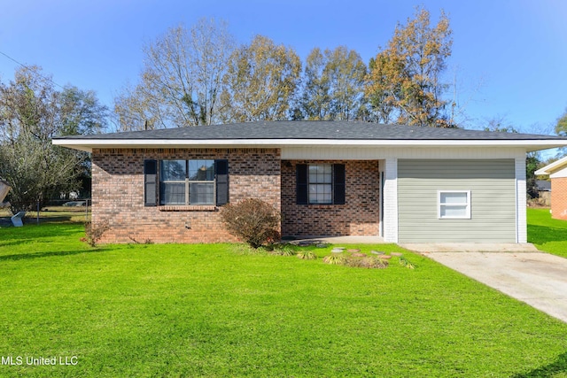 ranch-style house featuring a front lawn