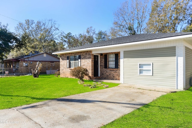 single story home featuring a front yard