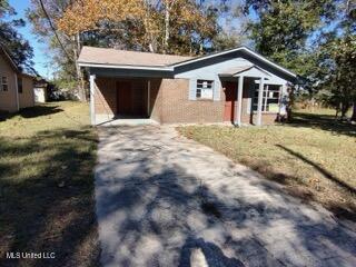 view of front of house featuring a front yard and a carport