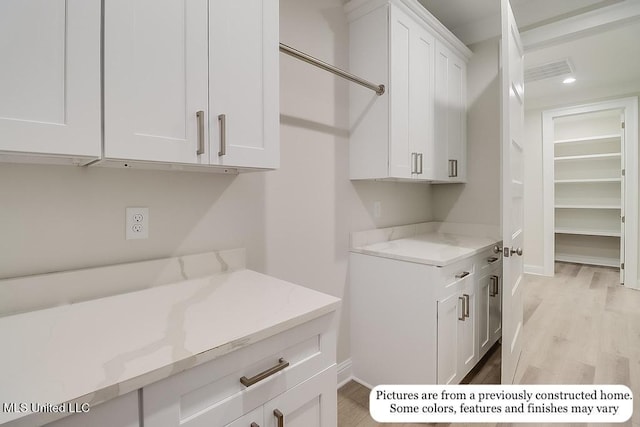 laundry room featuring light wood-style floors, baseboards, recessed lighting, and visible vents