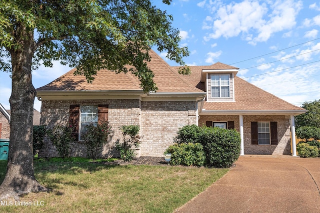 view of front of property featuring a front yard