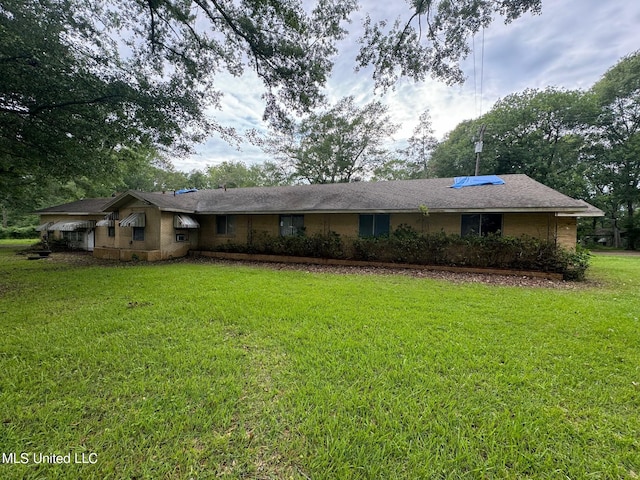 single story home with a front yard