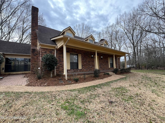 view of front facade featuring a front lawn