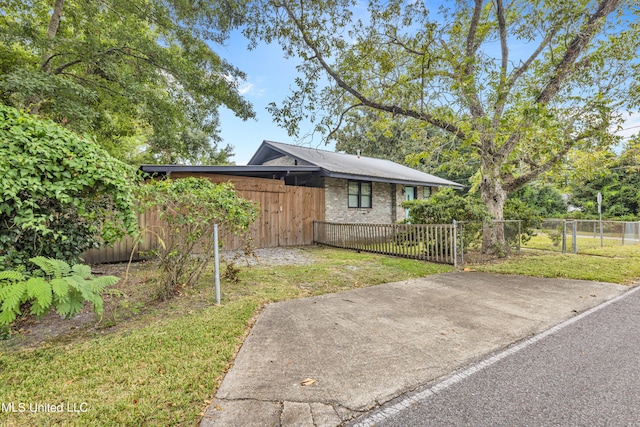 view of front of property featuring a front lawn