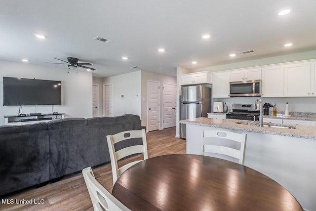 dining space featuring visible vents, recessed lighting, ceiling fan, and light wood-type flooring