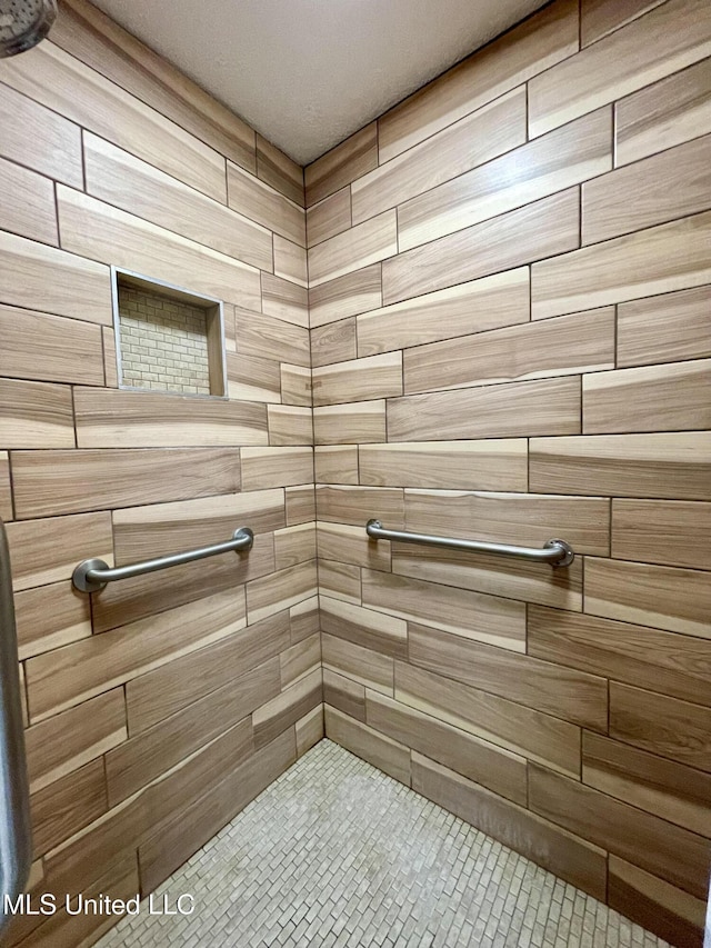 bathroom featuring tiled shower