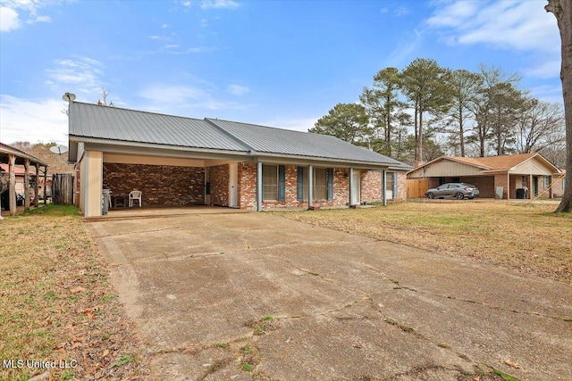 single story home with a front lawn