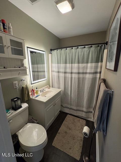 bathroom with a shower with curtain, vanity, and toilet