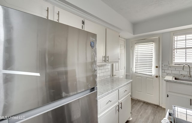 735 Wicklow Pl Unit A, Ridgeland, MS 39157 - kitchen with freestanding refrigerator, a sink, tasteful backsplash, and light countertops